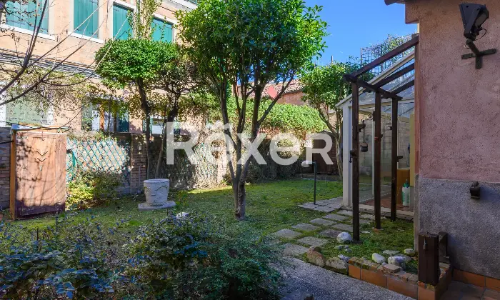 Rexer-Venezia-Casa-indipendente-su-pi-livelli-con-ampia-mansarda-e-giardino-privato-Altro