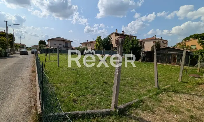 Rexer-Foligno-Terreno-edificabile-di-mq-con-annesso-magazzino-e-tutti-i-servizi-Altro