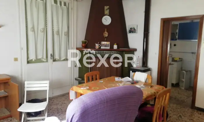 Rexer-Urbino-IMMOBILE-DI-GROSSE-DIMENSIONI-Cucina