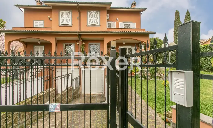 Rexer-Roma-Porzione-di-villa-bifamiliare-su-quattro-livelli-con-ampi-spazi-esterni-e-box-triplo-Altro