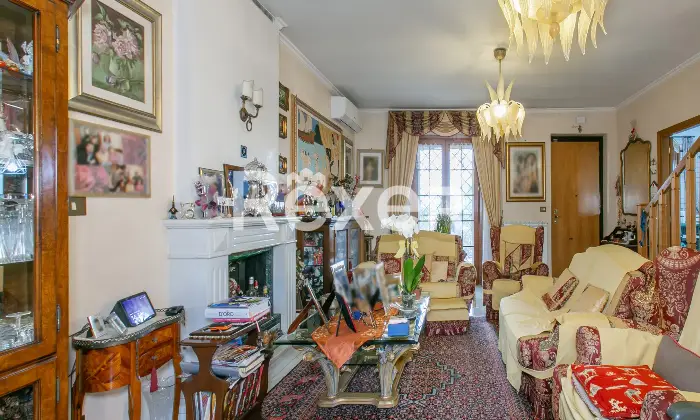 Rexer-Roma-Porzione-di-villa-bifamiliare-su-quattro-livelli-con-ampi-spazi-esterni-e-box-triplo-Altro