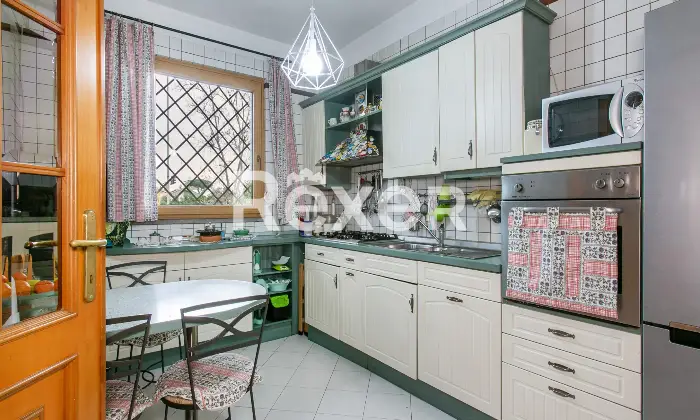 Rexer-Roma-Porzione-di-villa-bifamiliare-su-quattro-livelli-con-ampi-spazi-esterni-e-box-triplo-Altro