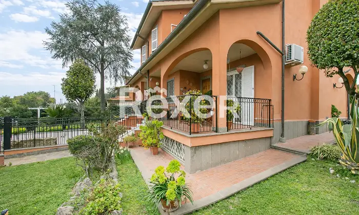 Rexer-Roma-Porzione-di-villa-bifamiliare-su-quattro-livelli-con-ampi-spazi-esterni-e-box-triplo-Altro