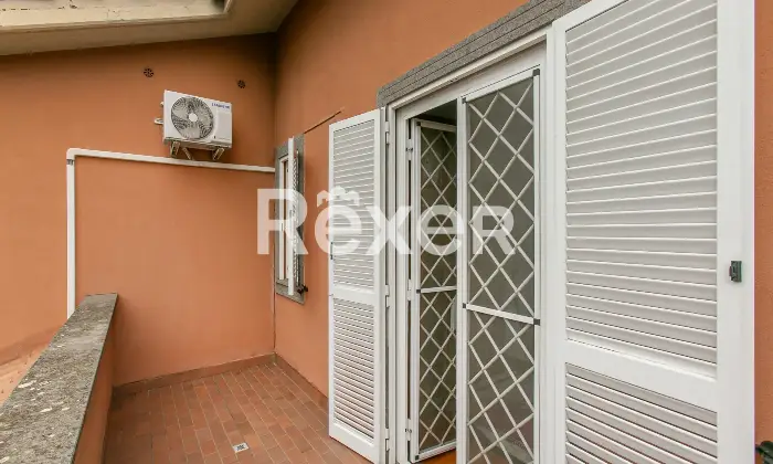 Rexer-Roma-Porzione-di-villa-bifamiliare-su-quattro-livelli-con-ampi-spazi-esterni-e-box-triplo-Altro