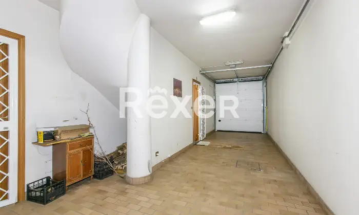 Rexer-Roma-Porzione-di-villa-bifamiliare-su-quattro-livelli-con-ampi-spazi-esterni-e-box-triplo-Altro