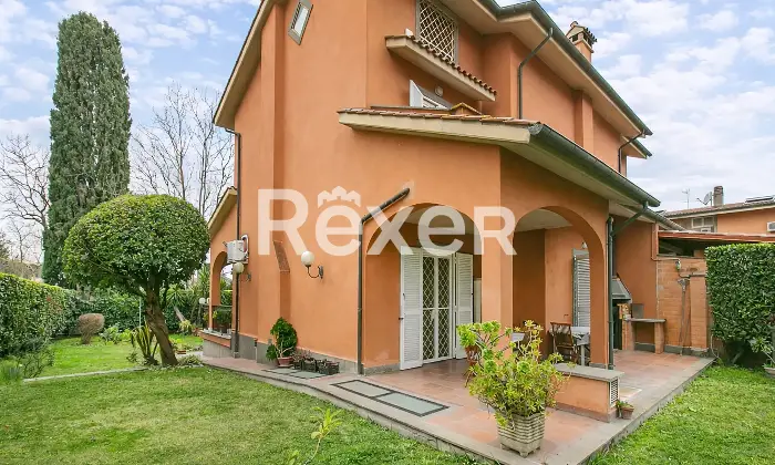 Rexer-Roma-Porzione-di-villa-bifamiliare-su-quattro-livelli-con-ampi-spazi-esterni-e-box-triplo-Altro