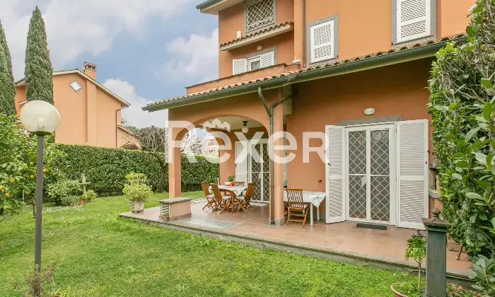 Rexer-Roma-Porzione-di-villa-bifamiliare-su-quattro-livelli-con-ampi-spazi-esterni-e-box-triplo-Altro