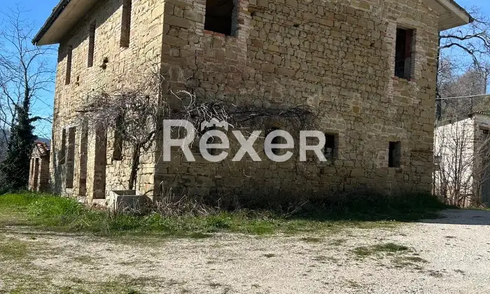 Rexer-san-ginesio-Rustico-in-pietra-da-ultimare-con-giardino-San-Ginesio-MC-Altro