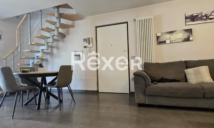 Rexer-Spoltore-Appartamento-su-Due-Livelli-con-Ampio-Giardino-e-Box-Auto-Altro