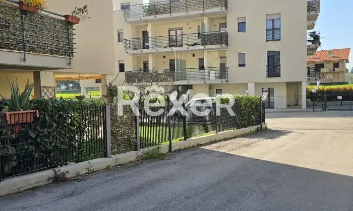 Rexer-Spoltore-Appartamento-su-Due-Livelli-con-Ampio-Giardino-e-Box-Auto-Altro