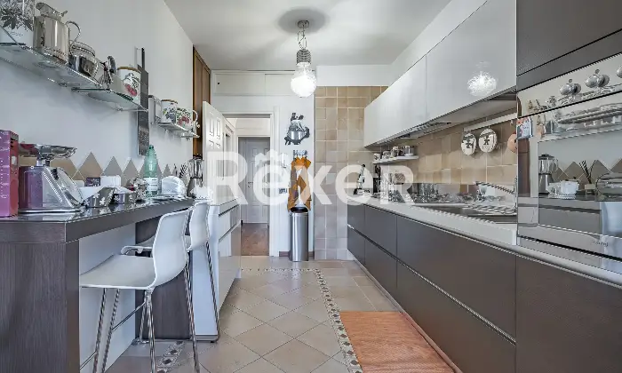 Rexer-Roma-Fonte-MeravigliosaQuadrilocale-con-doppio-posto-auto-e-cantina-Altro