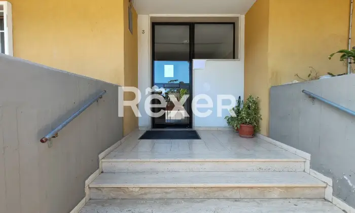 Rexer-Bitonto-Ampio-vani-luminoso-con-box-auto-di-propriet-Ingresso