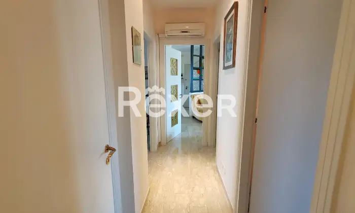 Rexer-Bitonto-Ampio-vani-luminoso-con-box-auto-di-propriet-Corridoio