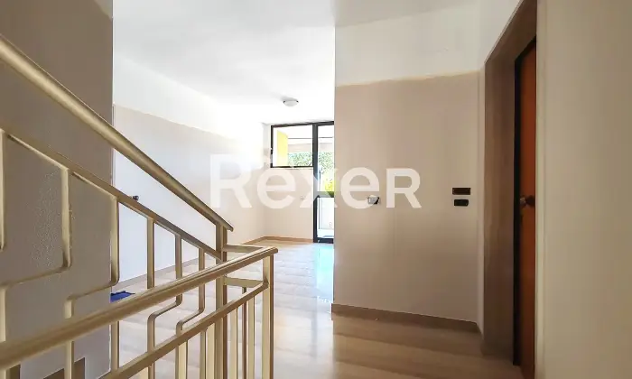 Rexer-Bitonto-Ampio-vani-luminoso-con-box-auto-di-propriet-Scala