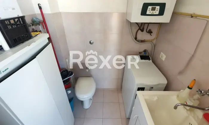 Rexer-Bitonto-Ampio-vani-luminoso-con-box-auto-di-propriet-Bagno-di-servizio