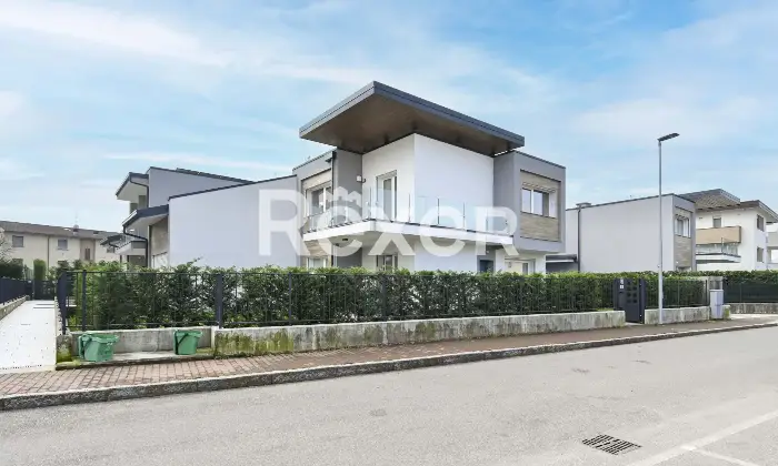 Rexer-Osio-Sotto-Villa-in-classe-A-Altro