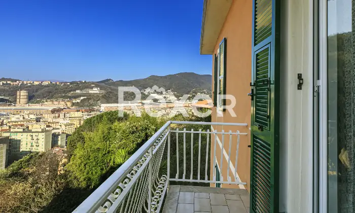 Rexer-Genova-Vendesi-appartamento-di-ampie-dimensioni-Altro