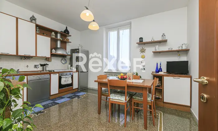 Rexer-Genova-Vendesi-appartamento-di-ampie-dimensioni-Altro