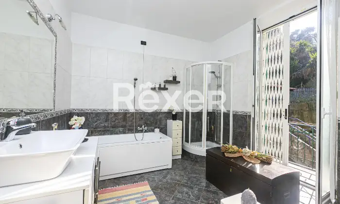 Rexer-Genova-Vendesi-appartamento-di-ampie-dimensioni-Altro