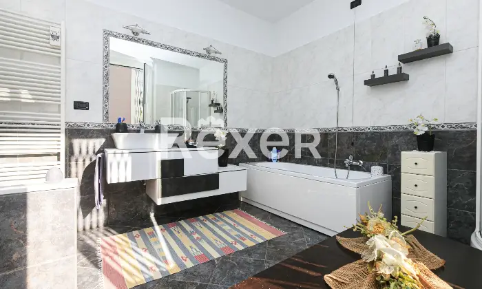 Rexer-Genova-Vendesi-appartamento-di-ampie-dimensioni-Altro