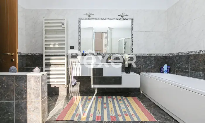 Rexer-Genova-Vendesi-appartamento-di-ampie-dimensioni-Altro