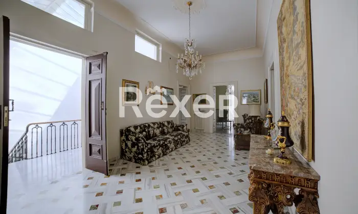 Rexer-Andria-Palazzo-di-Prestigio-Angolare-con-Spazi-Unici-nel-Cuore-di-Andria-Ingresso