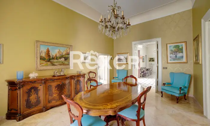 Rexer-Andria-Palazzo-di-Prestigio-Angolare-con-Spazi-Unici-nel-Cuore-di-Andria-Camera