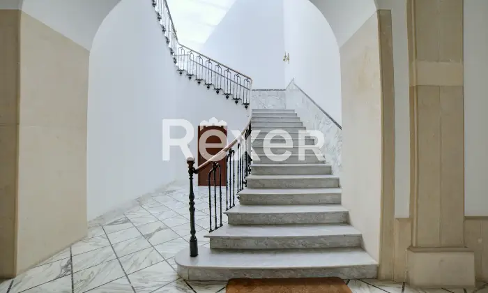 Rexer-Andria-Palazzo-di-Prestigio-Angolare-con-Spazi-Unici-nel-Cuore-di-Andria-Ingresso