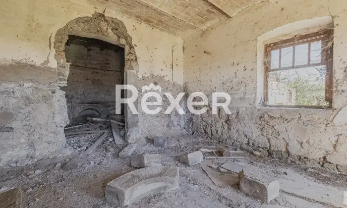 Rexer-Viterbo-Casolare-del-a-pochi-Km-dal-centro-di-Viterbo-con-ampio-terreno-di-propriet-Altro