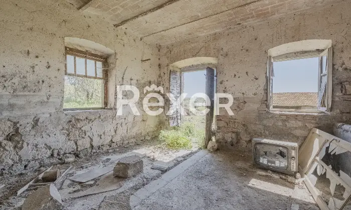 Rexer-Viterbo-Casolare-del-a-pochi-Km-dal-centro-di-Viterbo-con-ampio-terreno-di-propriet-Altro