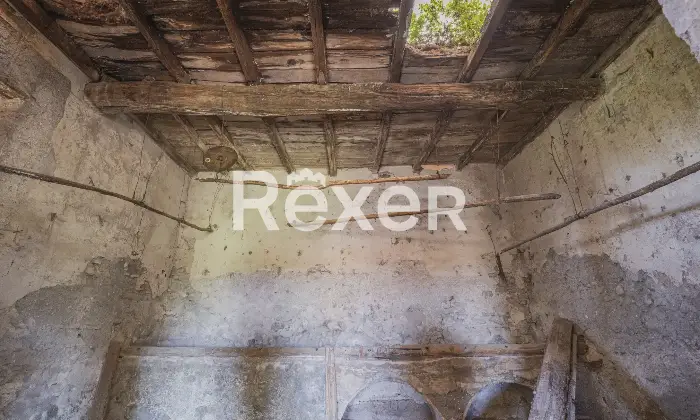 Rexer-Viterbo-Casolare-del-a-pochi-Km-dal-centro-di-Viterbo-con-ampio-terreno-di-propriet-Altro