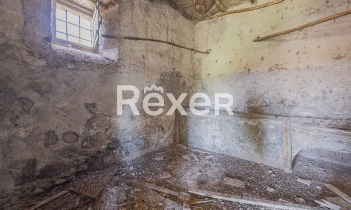 Rexer-Viterbo-Casolare-del-a-pochi-Km-dal-centro-di-Viterbo-con-ampio-terreno-di-propriet-Altro