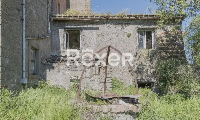 Rexer-Viterbo-Casolare-del-a-pochi-Km-dal-centro-di-Viterbo-con-ampio-terreno-di-propriet-Altro