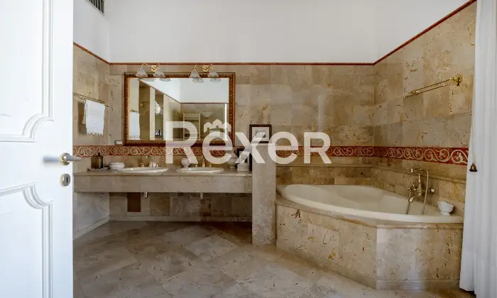 Rexer-Mesagne-Villa-in-centro-storico-con-terrazza-panoramica-e-garage-Altro