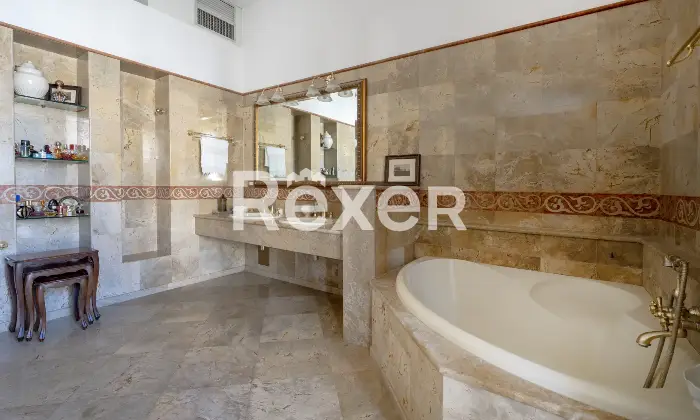 Rexer-Mesagne-Villa-in-centro-storico-con-terrazza-panoramica-e-garage-Altro