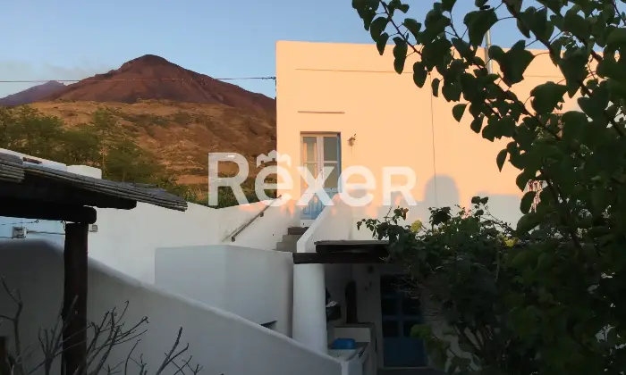 Rexer-Stromboli-Casa-eoliana-a-Scari-Stromboli-Tramonto-mare-e-vita-di-paese-in-un-unico-luogo-magico-Altro