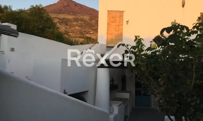 Rexer-Stromboli-Casa-eoliana-a-Scari-Stromboli-Tramonto-mare-e-vita-di-paese-in-un-unico-luogo-magico-Altro