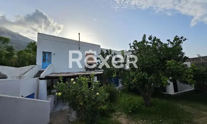 Rexer-Stromboli-Casa-eoliana-a-Scari-Stromboli-Tramonto-mare-e-vita-di-paese-in-un-unico-luogo-magico-Altro