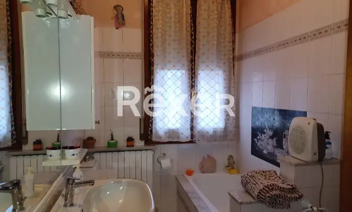 Rexer-Reggio-Emilia-Appartamento-con-ampio-terrazzo-verandato-cortile-e-garage-Altro