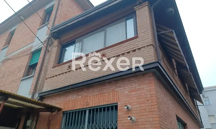 Rexer-Reggio-Emilia-Appartamento-con-ampio-terrazzo-verandato-cortile-e-garage-Altro