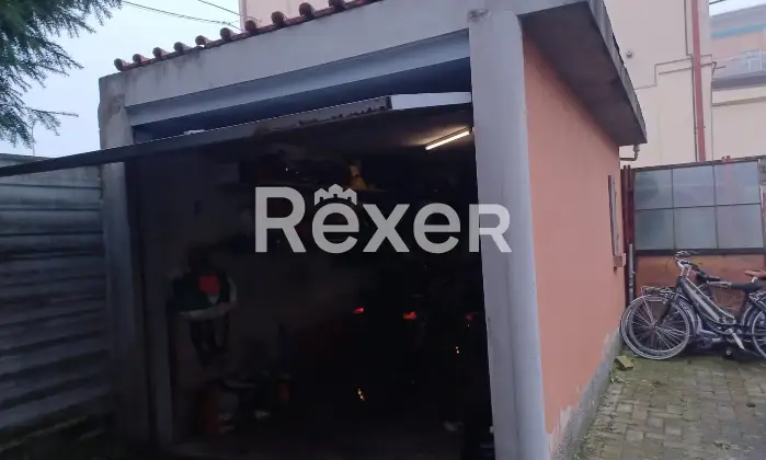 Rexer-Reggio-Emilia-Appartamento-con-ampio-terrazzo-verandato-cortile-e-garage-Altro