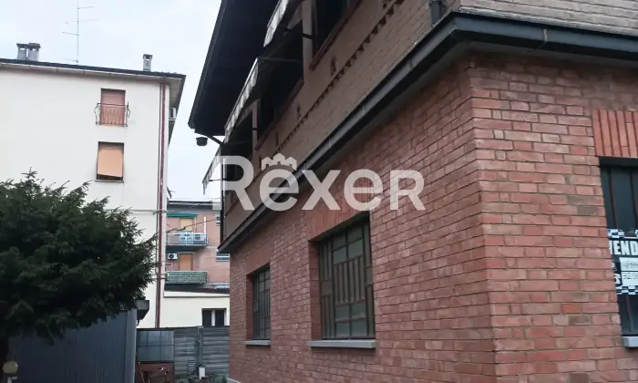 Rexer-Reggio-Emilia-Appartamento-con-ampio-terrazzo-verandato-cortile-e-garage-Altro