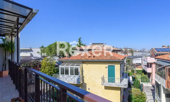 Rexer-Padova-Appartamento-ultimo-piano-classe-energetica-B-con-due-camere-Poggiolo-avvolgente-e-garage-Altro