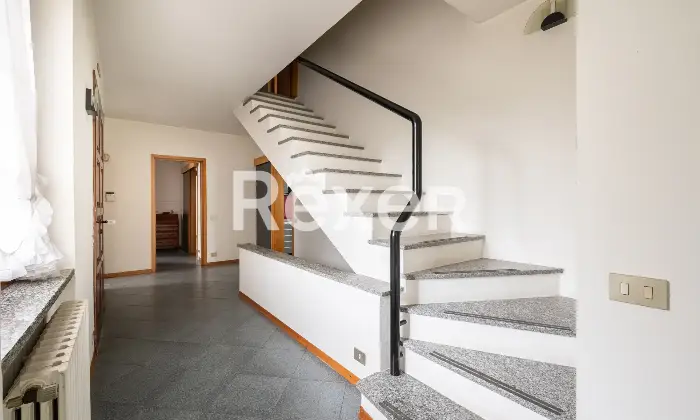 Rexer-Vimodrone-Villa-con-ampio-giardino-e-spazi-su-pi-livelli-Altro