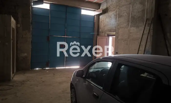 Rexer-Raffadali-VENDESI-UN-INTERO-STABILE-A-RAFFADALI-CON-DOPPIA-ENTRATA-Box