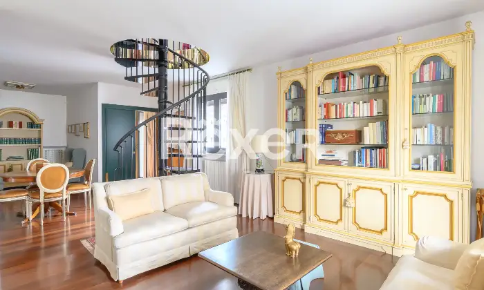 Rexer-Venezia-Ampio-appartamento-su-due-livelli-con-terrazze-garage-doppio-e-posti-auto-Altro