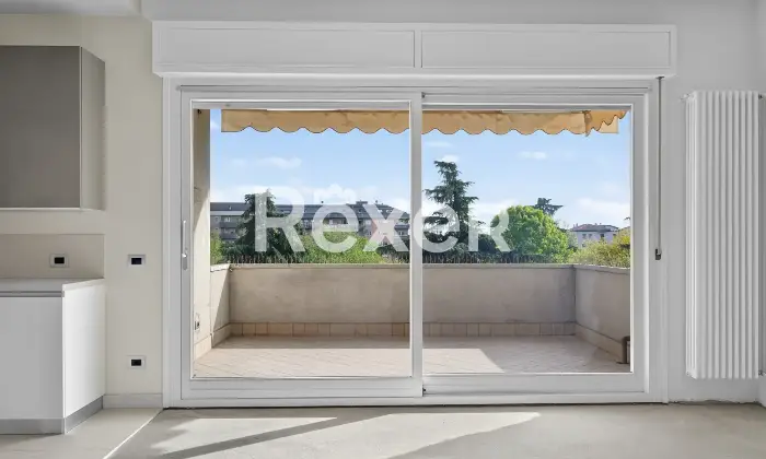 Rexer-Brescia-Ampio-trilocale-piano-alto-con-terrazzina-e-due-box-auto-singoli-Altro