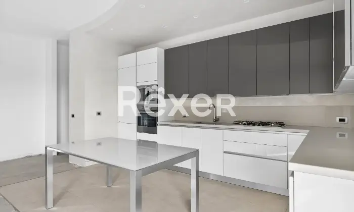 Rexer-Brescia-Ampio-trilocale-piano-alto-con-terrazzina-e-due-box-auto-singoli-Altro