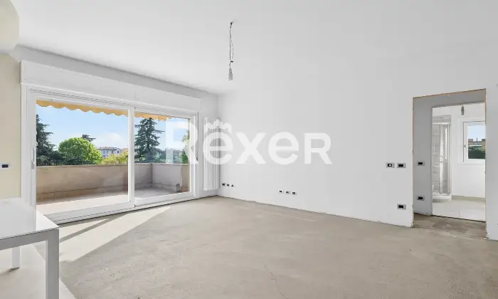 Rexer-Brescia-Ampio-trilocale-piano-alto-con-terrazzina-e-due-box-auto-singoli-Altro