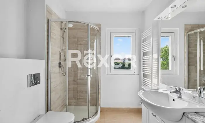 Rexer-Brescia-Ampio-trilocale-piano-alto-con-terrazzina-e-due-box-auto-singoli-Altro